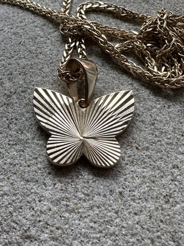 FLUTED BUTTERFLY NECKLACE