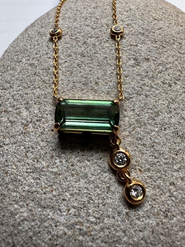 THE GREEN TOURMALINE AND DIAMONDS Necklace THE GREEN TOURMALINE AND DIAMONDS Necklace