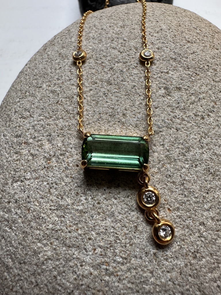 THE GREEN TOURMALINE AND DIAMONDS  Necklace