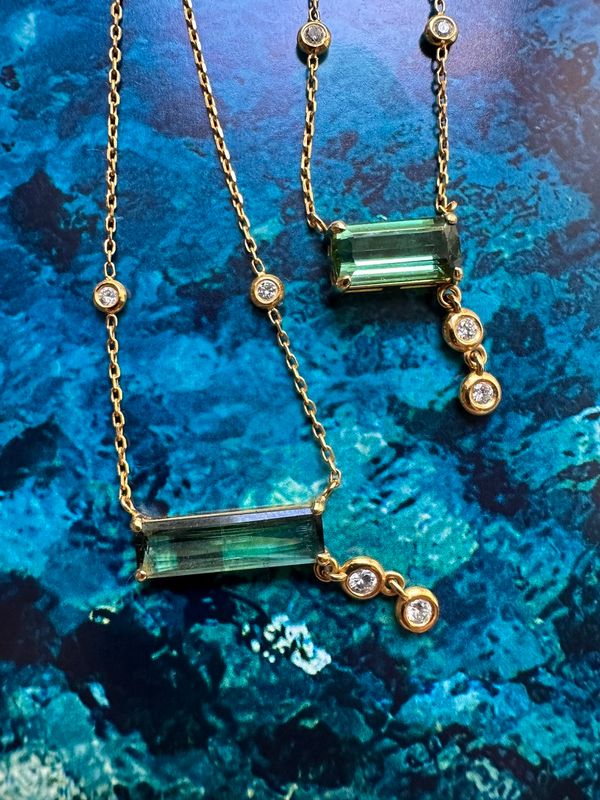 THE GREEN TOURMALINE AND DIAMONDS Necklace THE GREEN TOURMALINE AND DIAMONDS Necklace