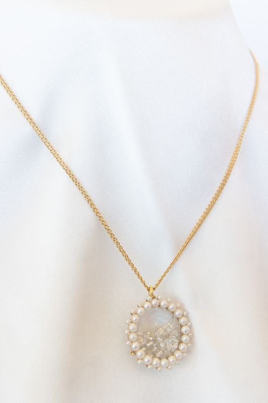 18K Yellow Gold Natural Pearl Rimmed Diamond Shake Necklace