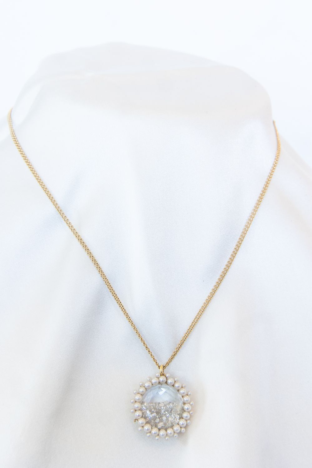 18K Yellow Gold Natural Pearl Rimmed Diamond Shake Necklace
