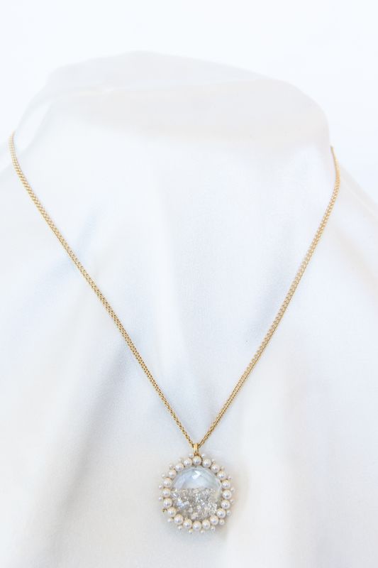 18K Yellow Gold Natural Pearl Rimmed Diamond Shake Necklace