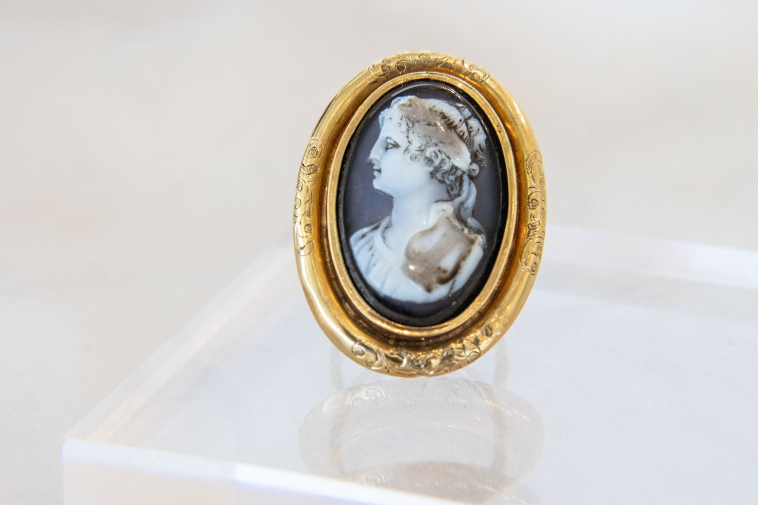 18K Yellow Gold Sardonyx Cameo Ring