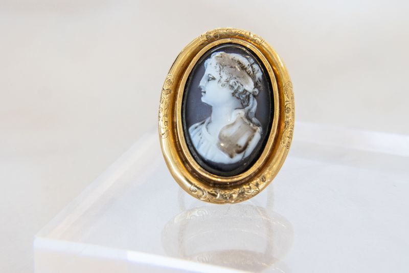 18K Yellow Gold Sardonyx Cameo Ring
