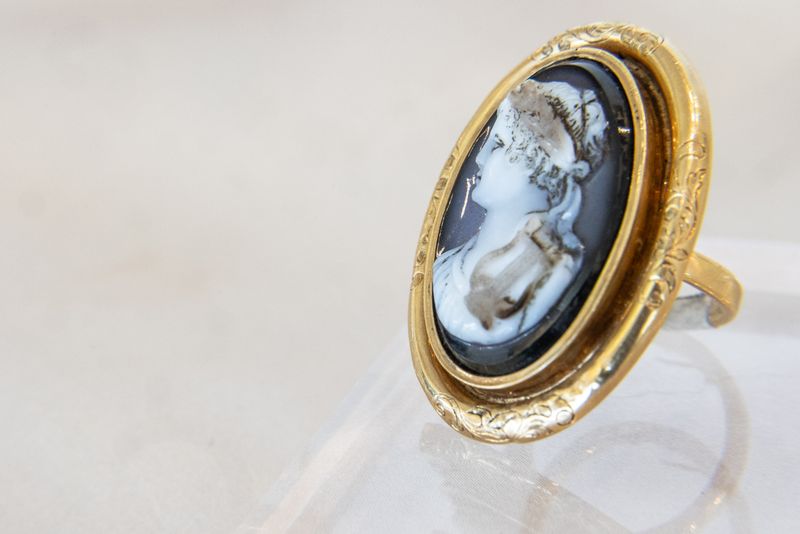 18K Yellow Gold Sardonyx Cameo Ring