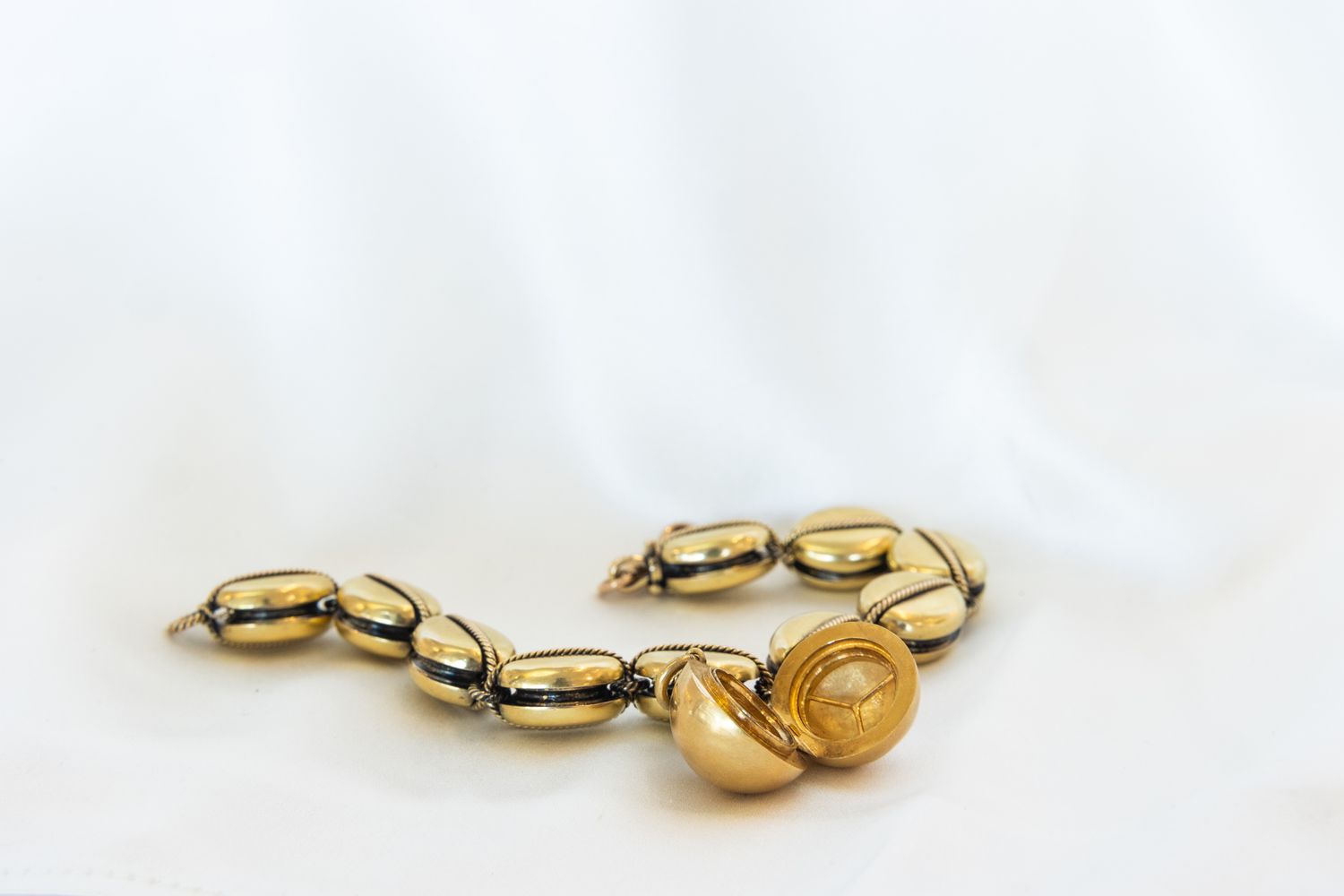 18K Yellow Gold Victorian Ball Locket Bracelet