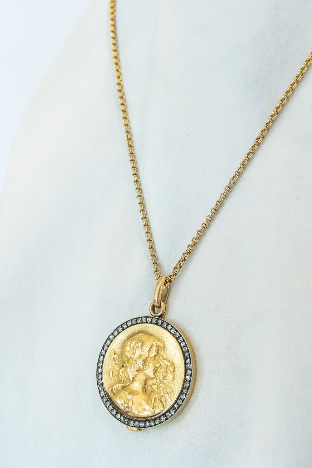 18K Yellow Gold Diamond Art Nouveau Lady Locket