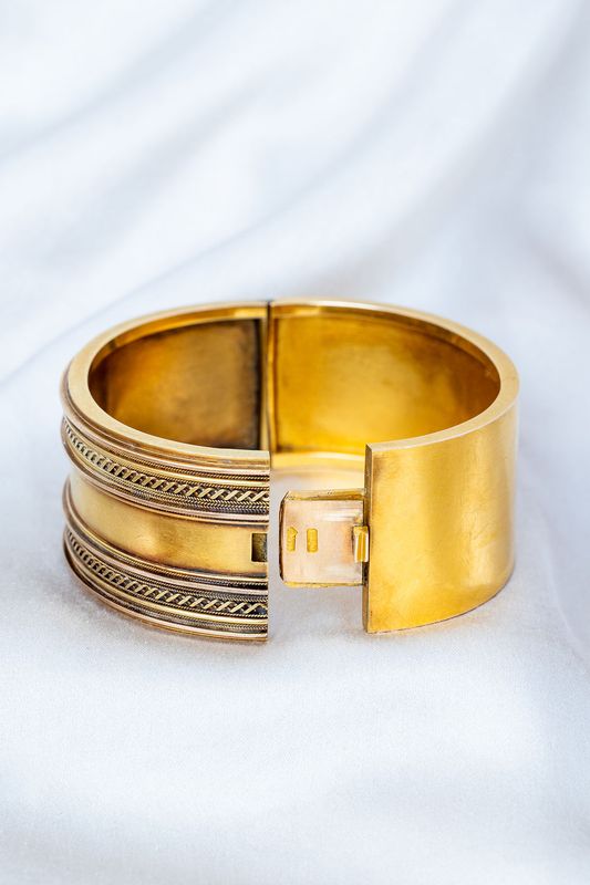 15K Etruscan Revival Victorian Bangle