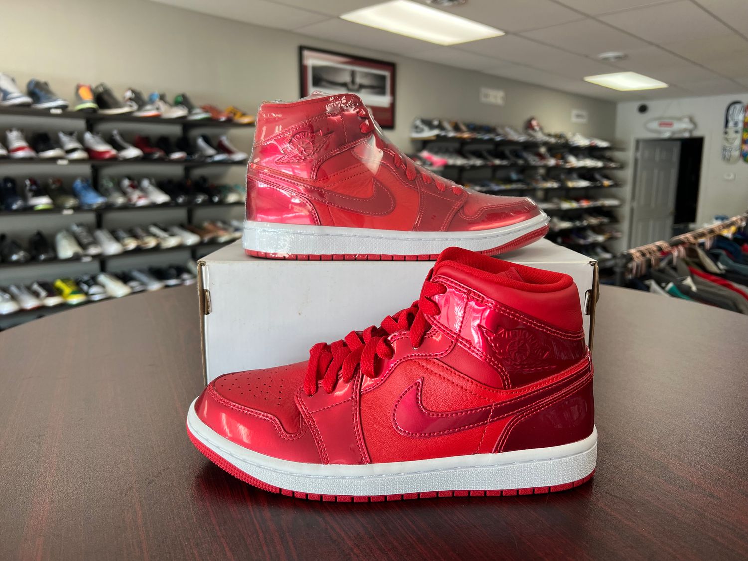NEW AIR JORDAN 1 MID SE POMEGRANATE (W)