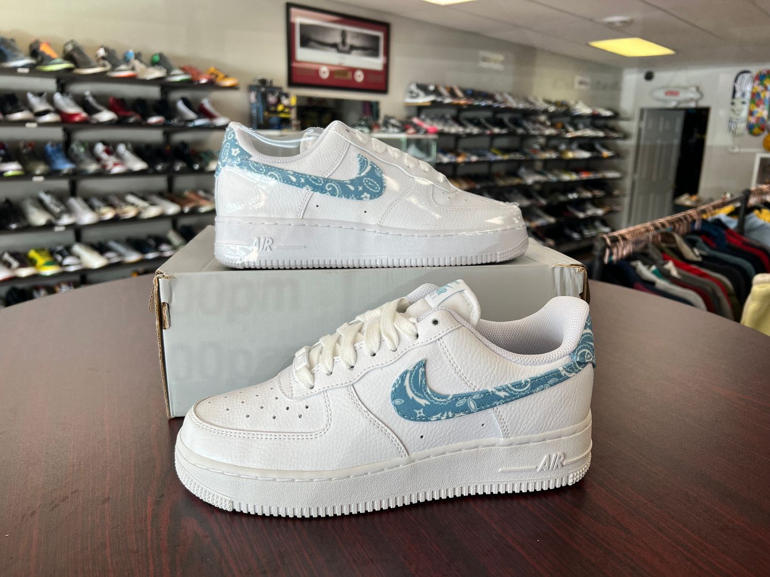 NEW NIKE AIR FORCE 1 LOW &#39;07 WHITE BLUE PAISLEY
