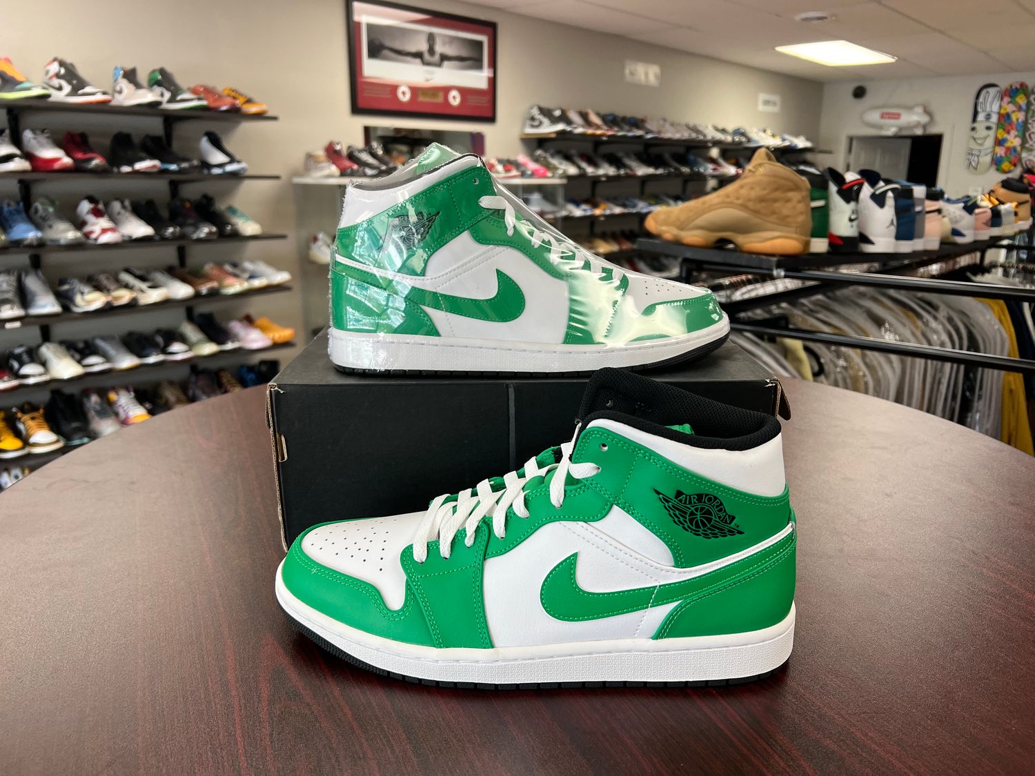 NEW AIR JORDAN 1 MID LUCKY GREEN