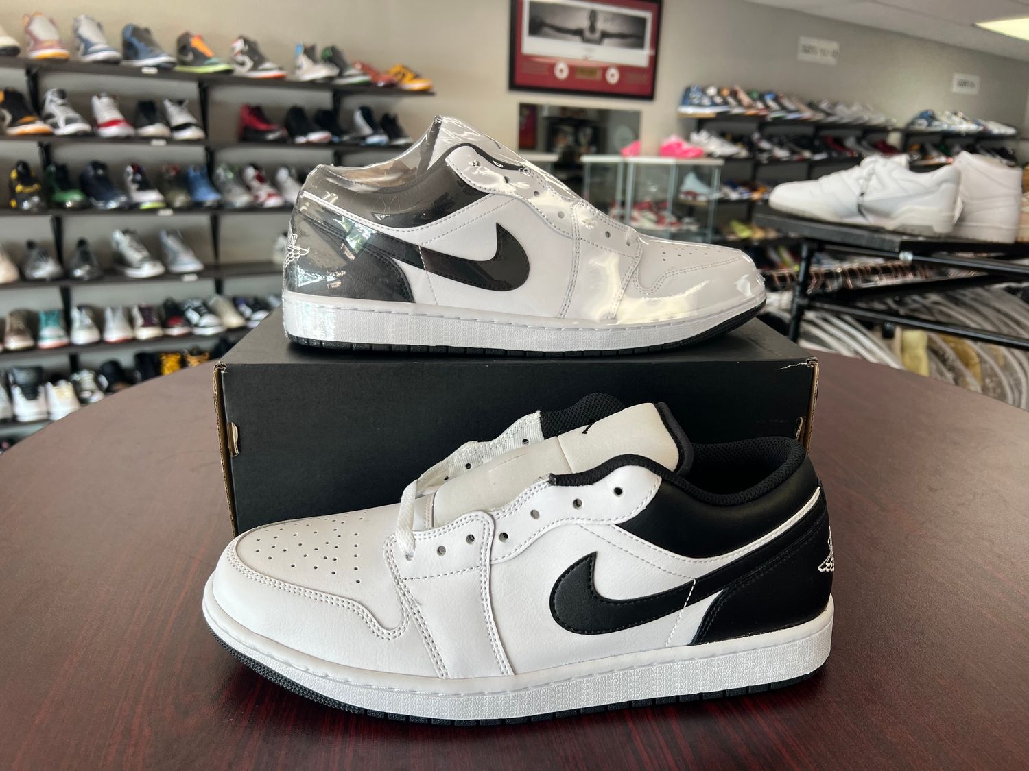 NEW JORDAN 1 LOW WHITE BLACK 