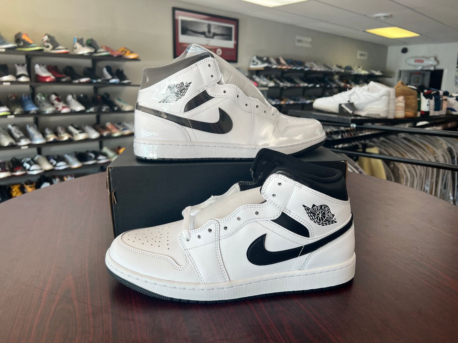 NEW AIR JORDAN 1 MID WHITE BLACK 