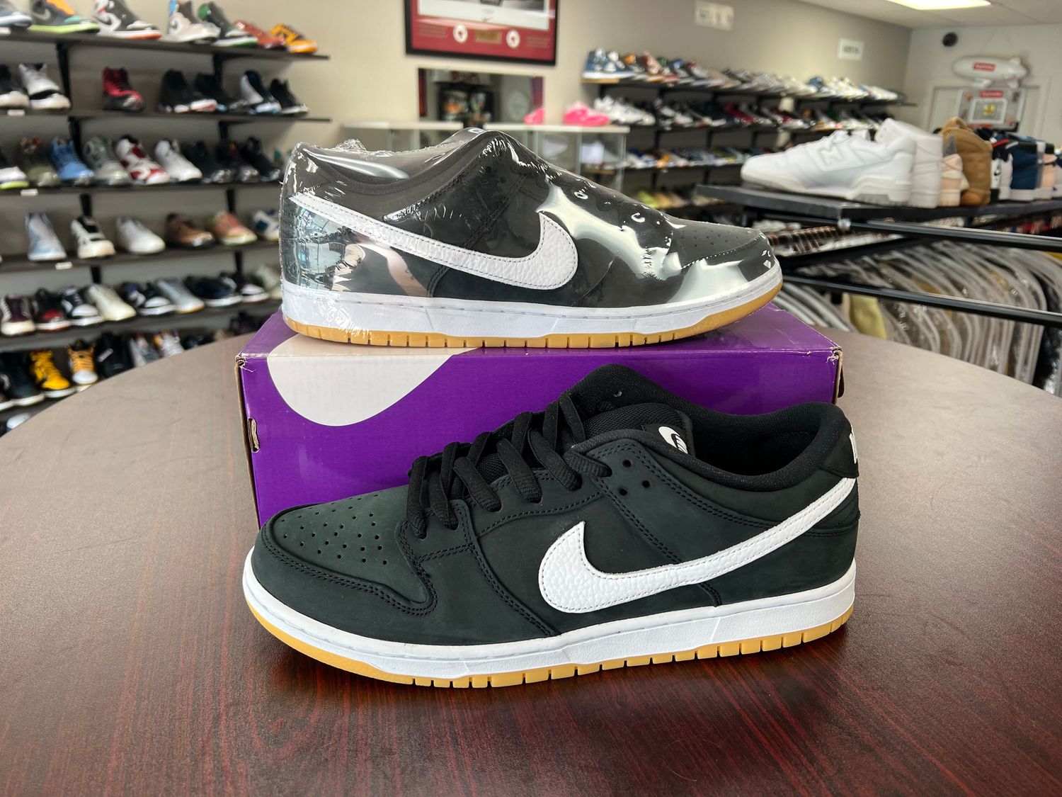 NEW NIKE SB DUNK LOW BLACK GUM