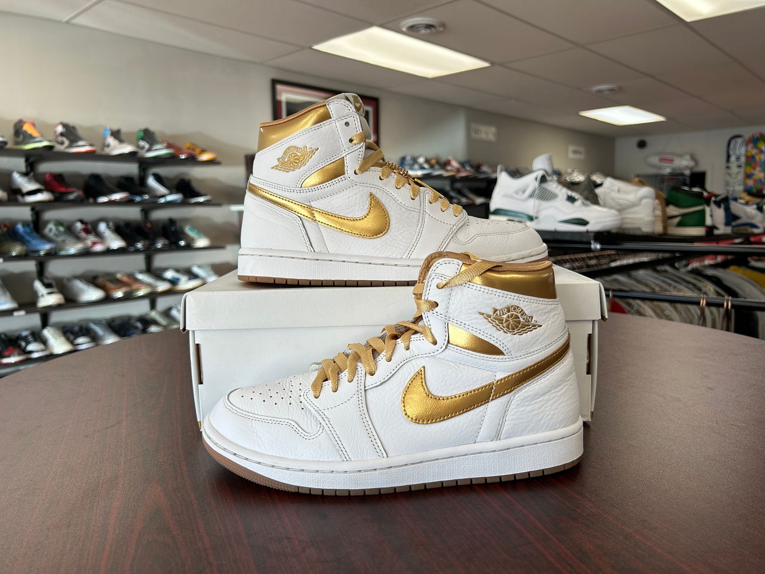 PO JORDAN 1 HIGH OG METALLIC GOLD (WOMEN&#39;S)