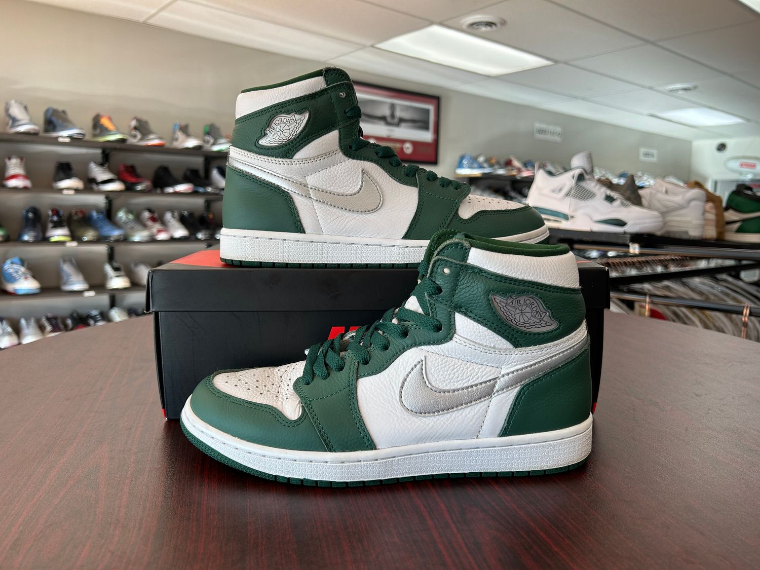 PO AIR JORDAN 1 GORGE GREEN SIZE 8.5