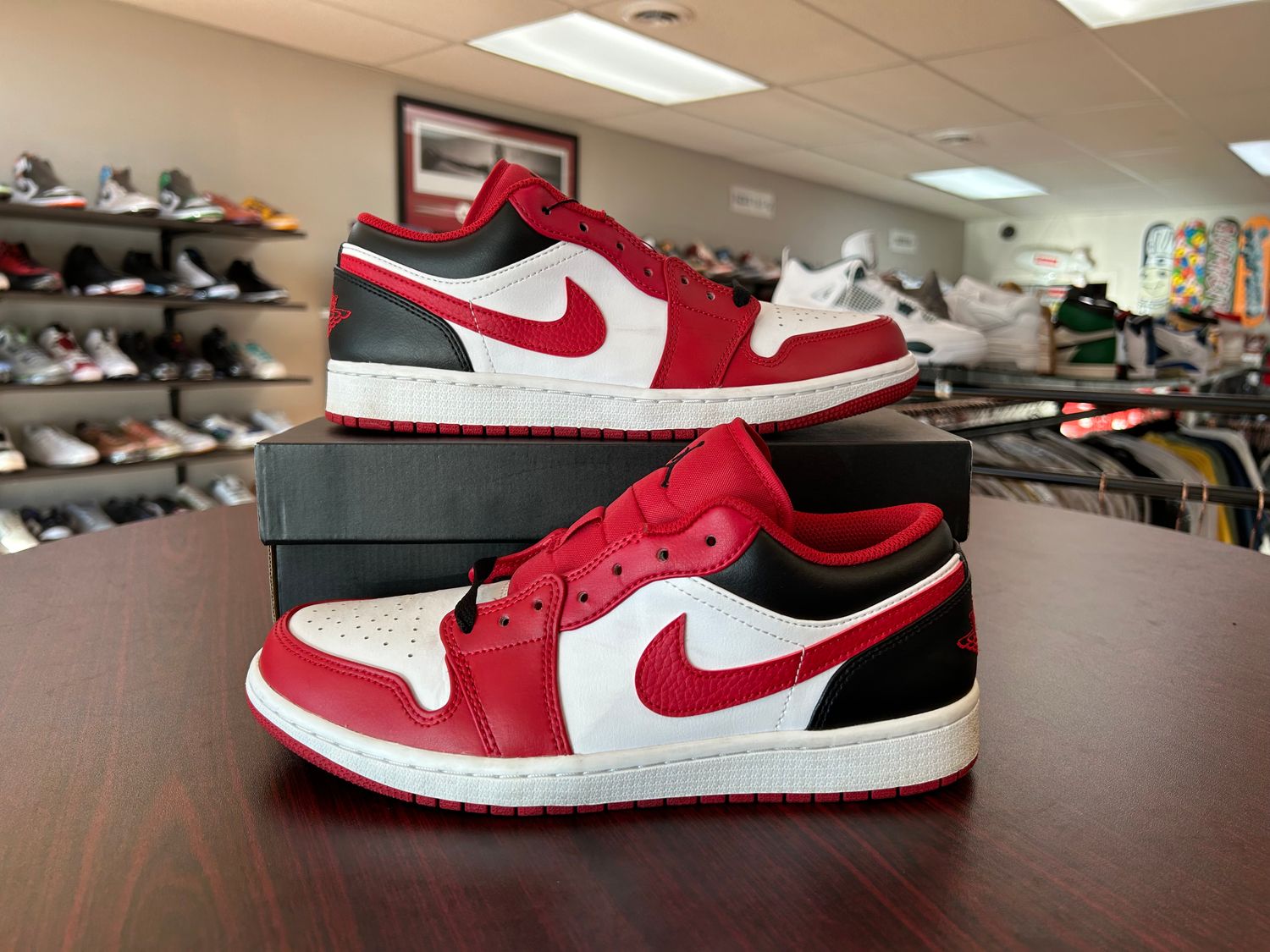 PO AIR JORDAN 1 LOW BULLS SIZE 8.5