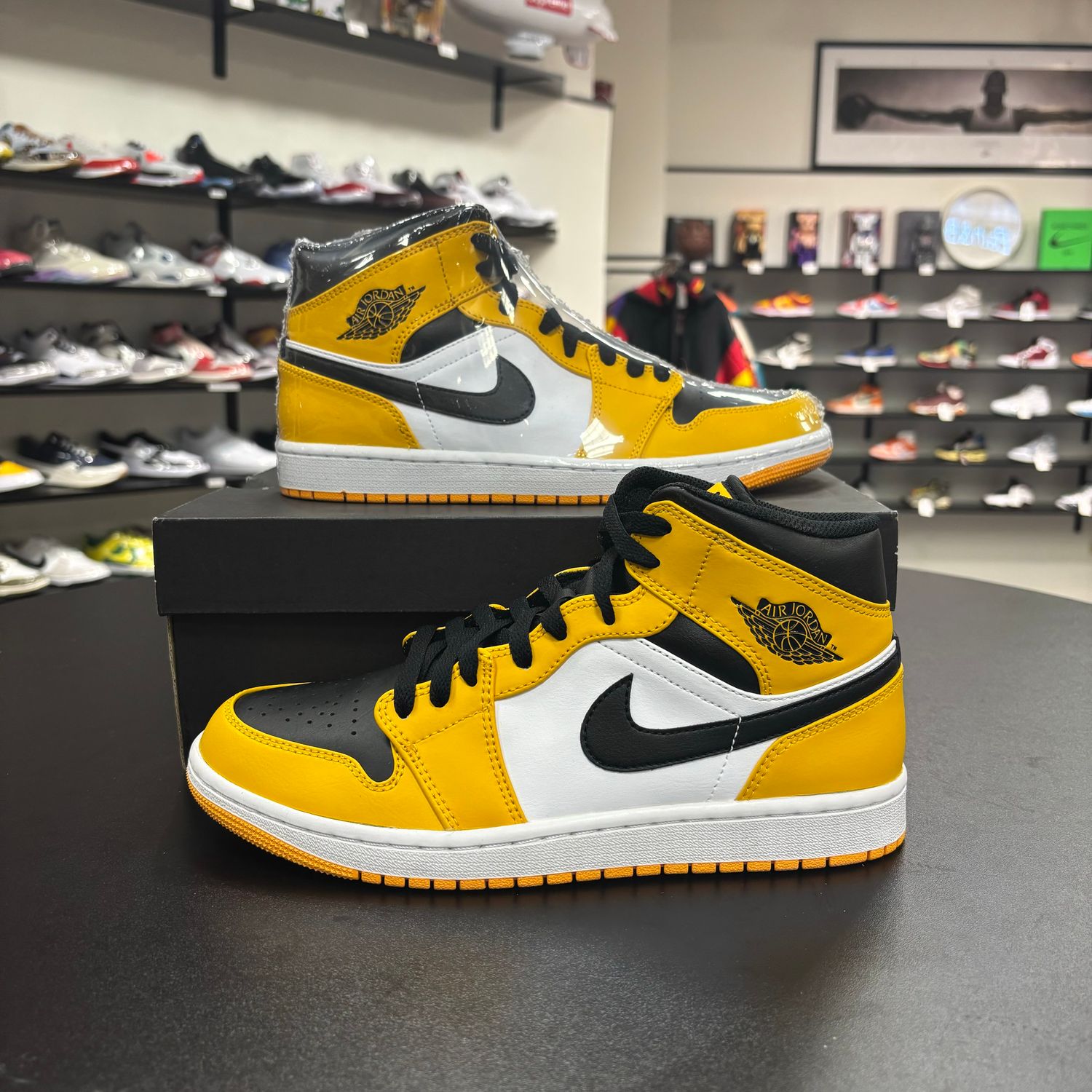 NEW AIR JORDAN 1 MID TAXI