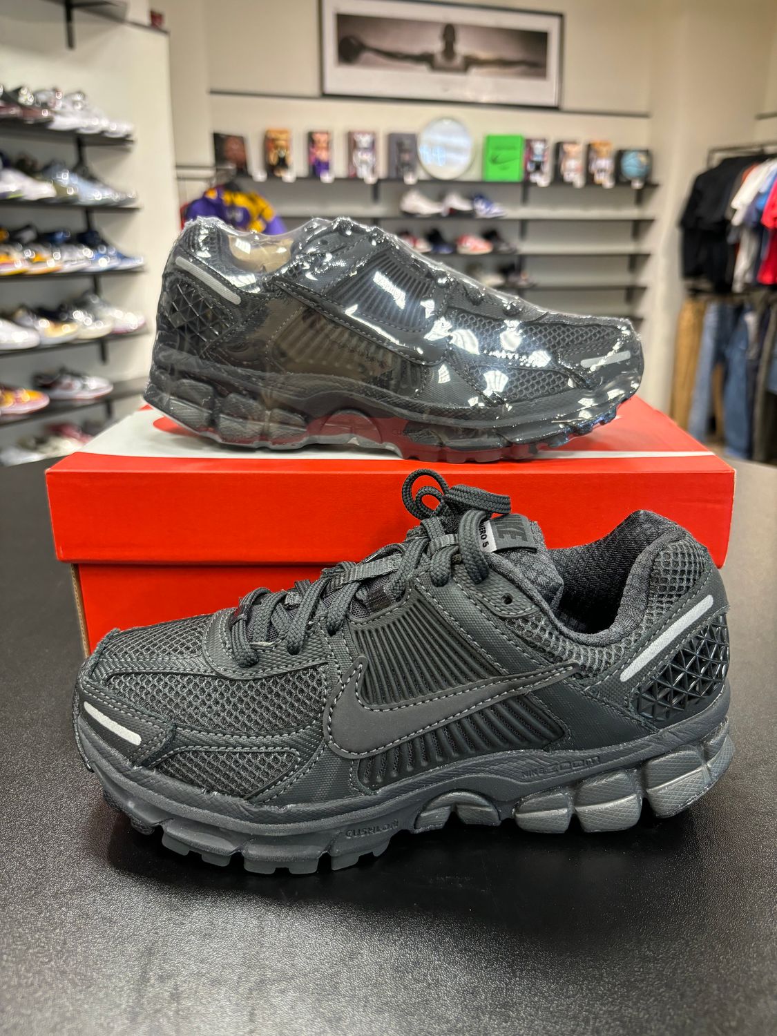 NEW NIKE ZOOM VOMERO 5 TRIPLE BLACK (W)