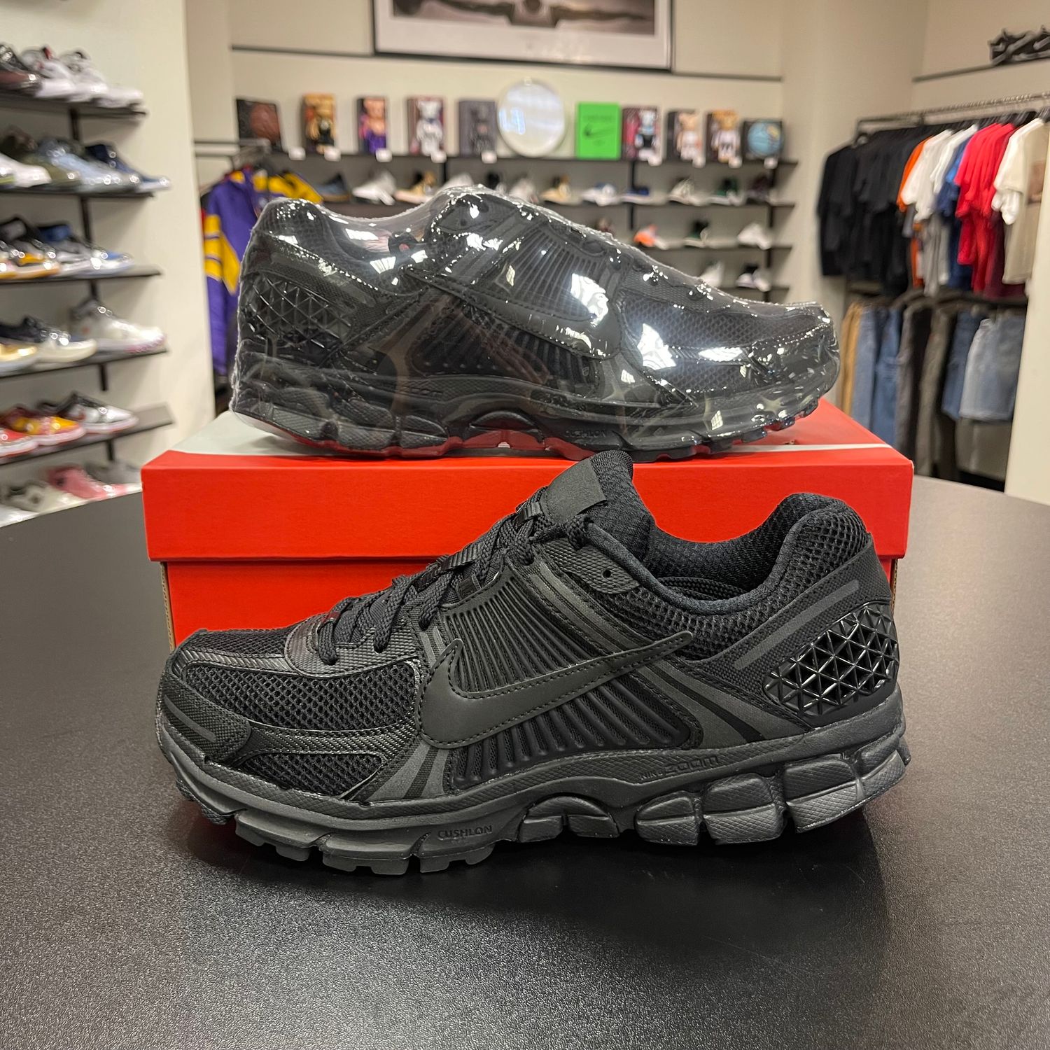 NEW NIKE ZOOM VOMERO 5 TRIPLE BLACK