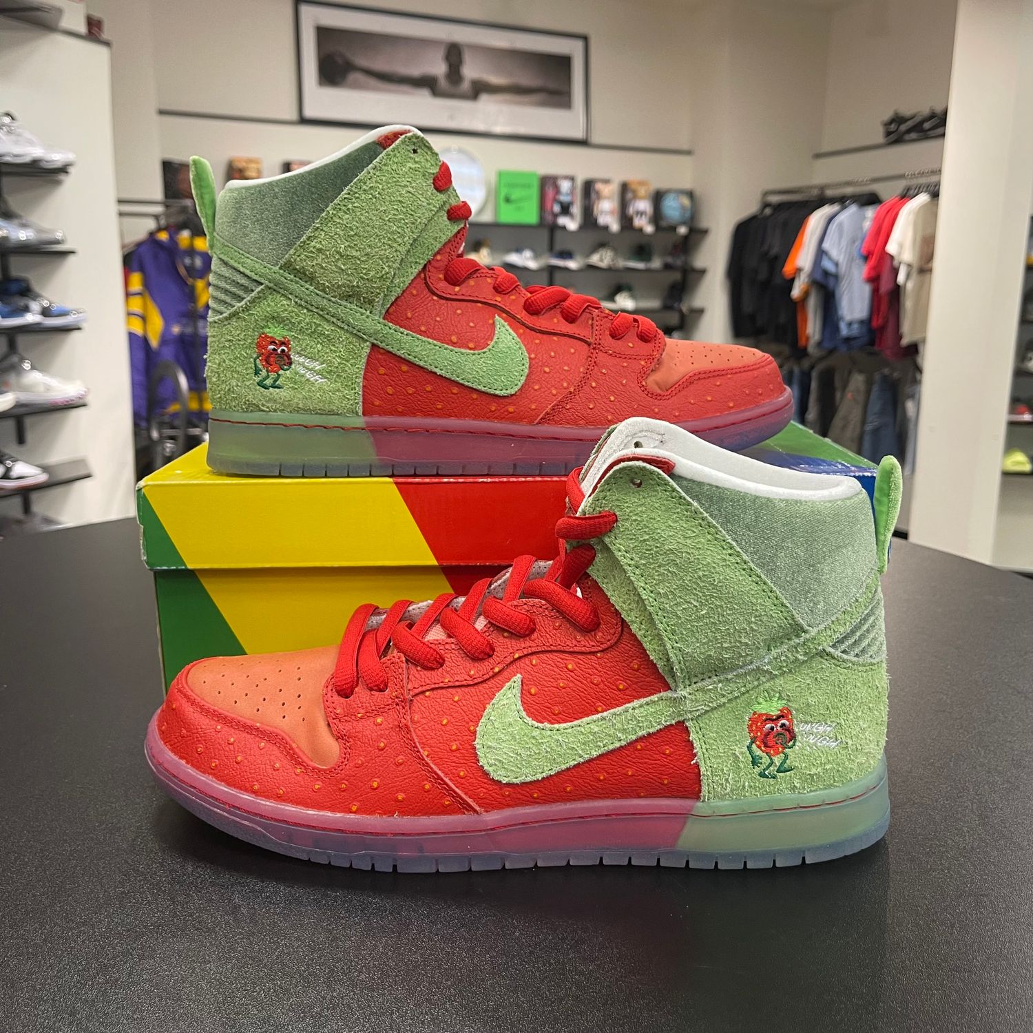 NEW NIKE SB DUNK HIGH STRAWBERRY COUGH