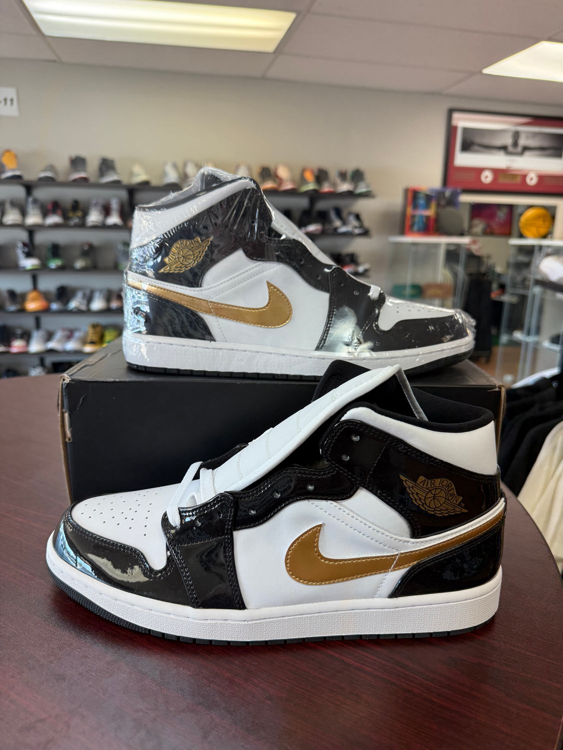 NEW AIR JORDAN 1 MID PATENT BLACK WHITE GOLD