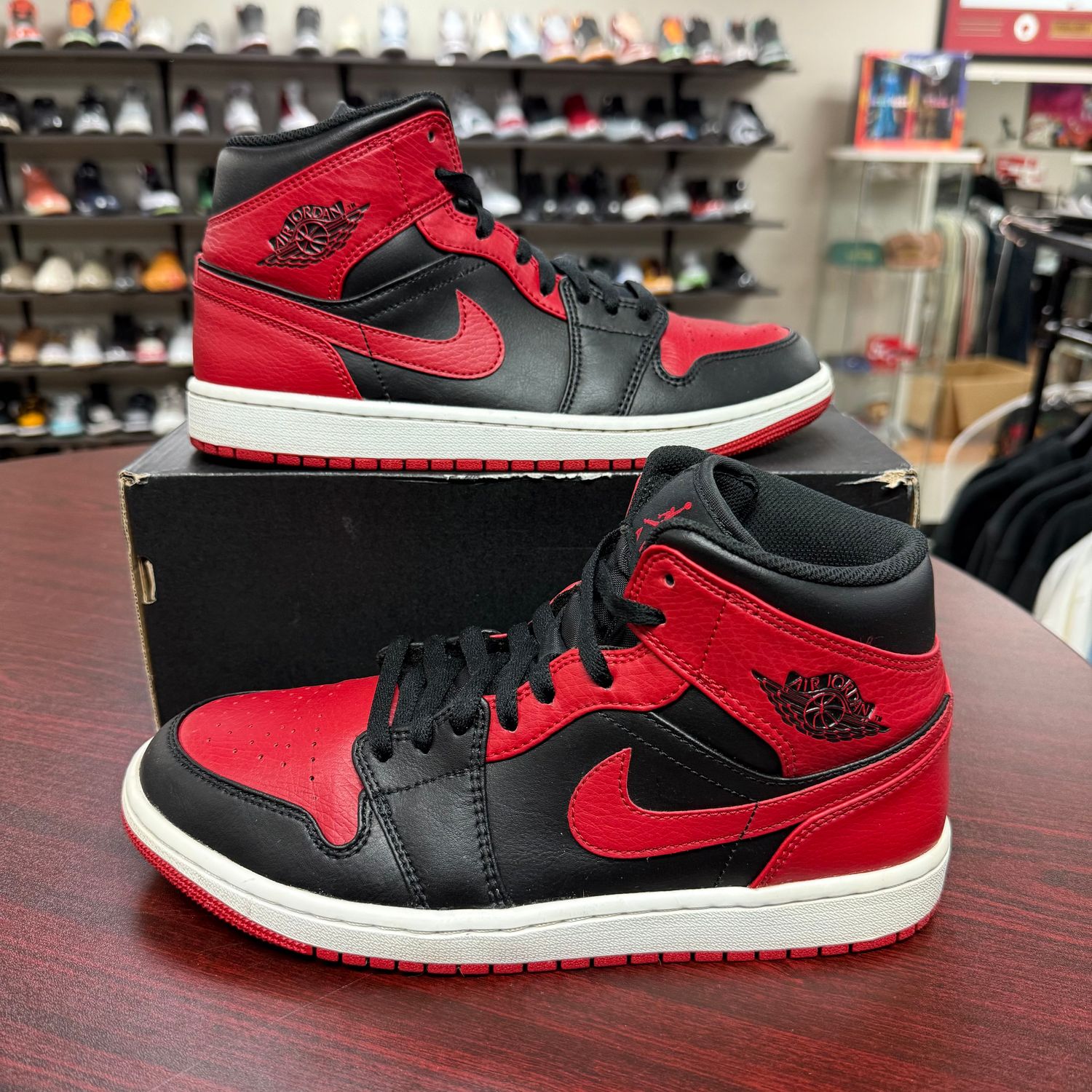 PO AIR JORDAN 1 MID BANNED SIZE 8.5