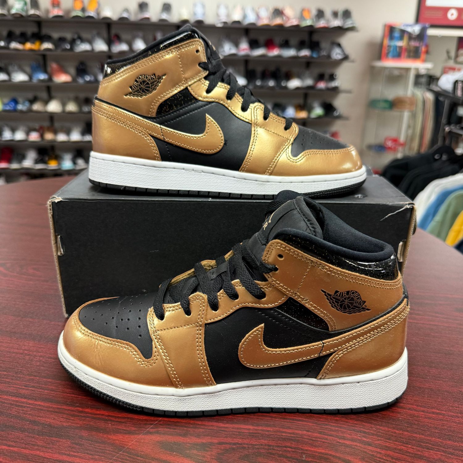 PO AIR JORDAN 1 MID METALLIC GOLD BLACK SIZE 6.5Y/8W