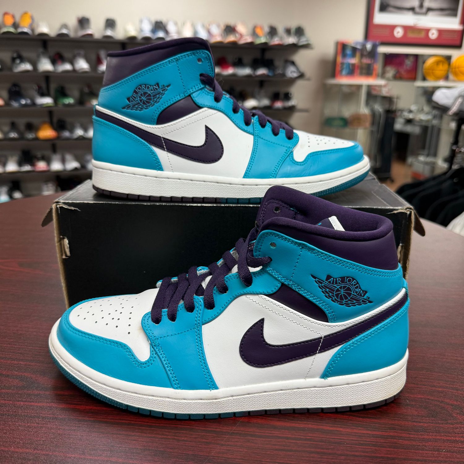 PO AIR JORDAN 1 MID HORNETS SIZE 8