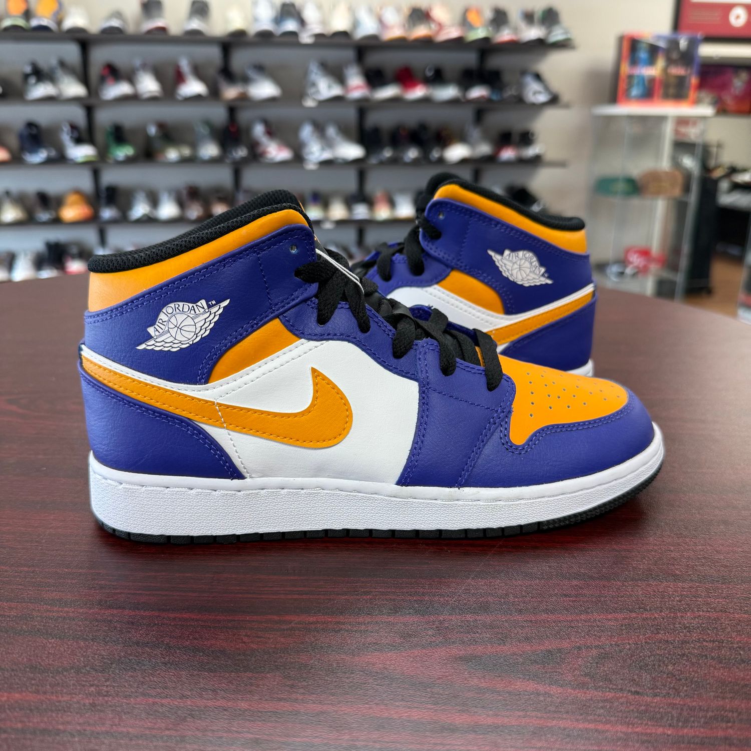 PO AIR JORDAN 1 MID LAKERS SIZE 6Y