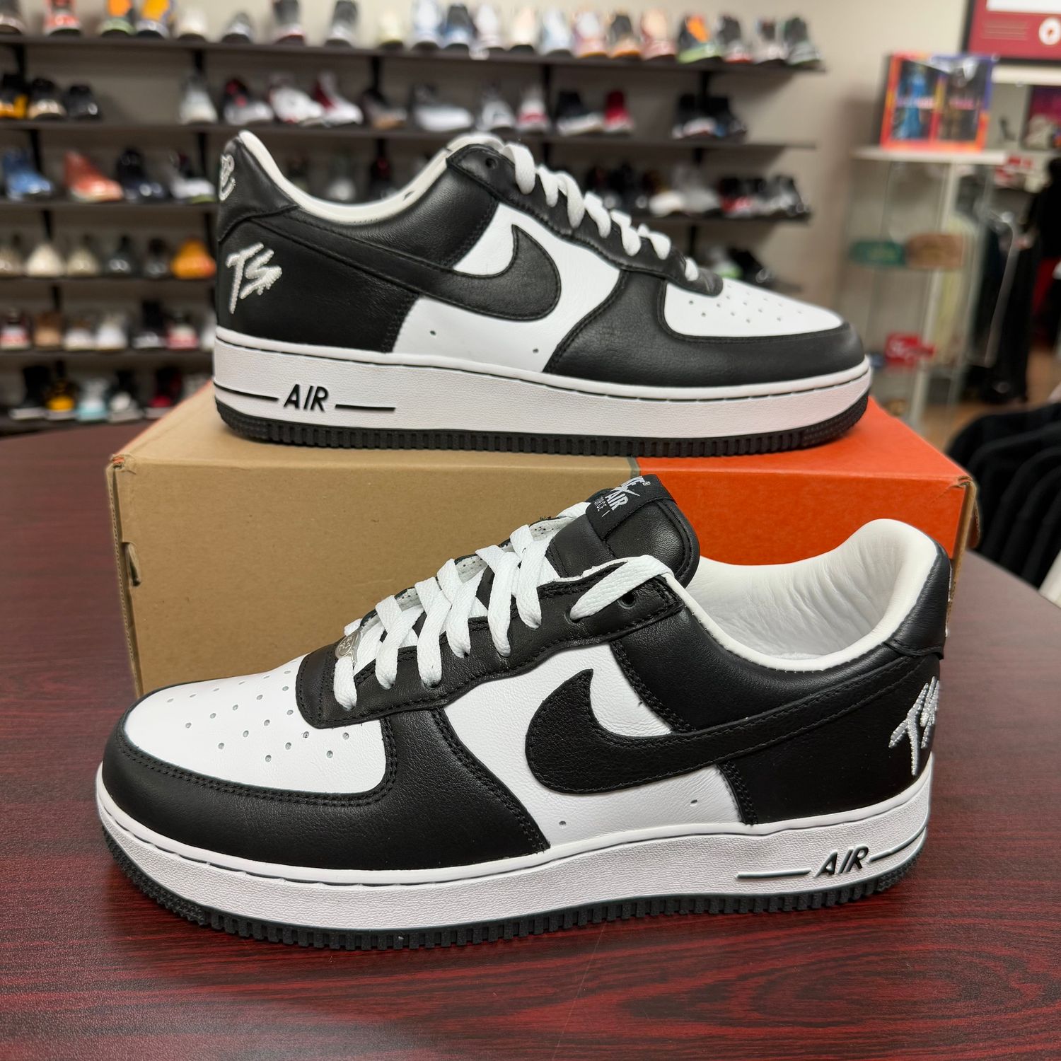 PO NIKE AIR FORCE 1 LOW TERROR SQUAD BLACK WHITE SIZE 9.5