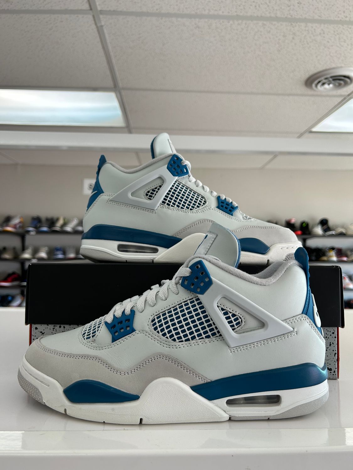 PO AIR JORDAN 4 MILITARY BLUE SIZE 8.5