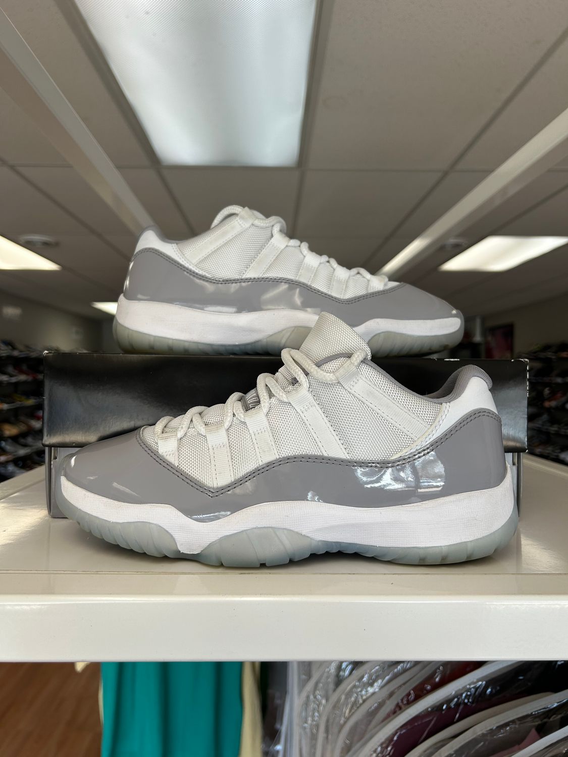 PO AIR JORDAN 11 LOW CEMENT GREY SIZE 8
