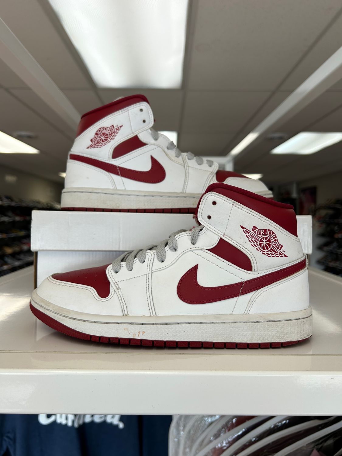PO AIR JORDAN 1 MID REVERSE CHICAGO (WOMENS)  SIZE 7.5W