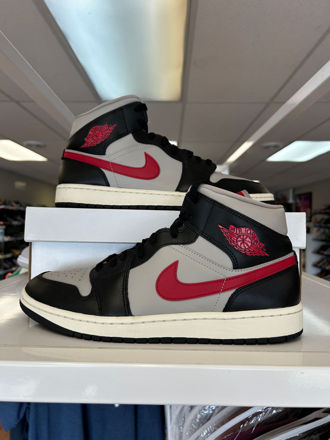 PO AIR JORDAN 1 MID BLACK COLLEGE GREY GYM RED  SIZE 12W
