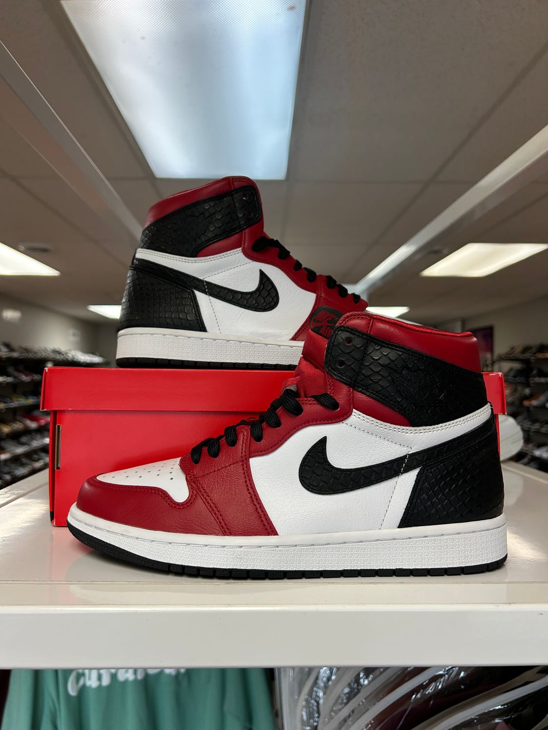 PO2 AIR JORDAN 1 SATIN SNAKE CHICAGO 9/10.5W