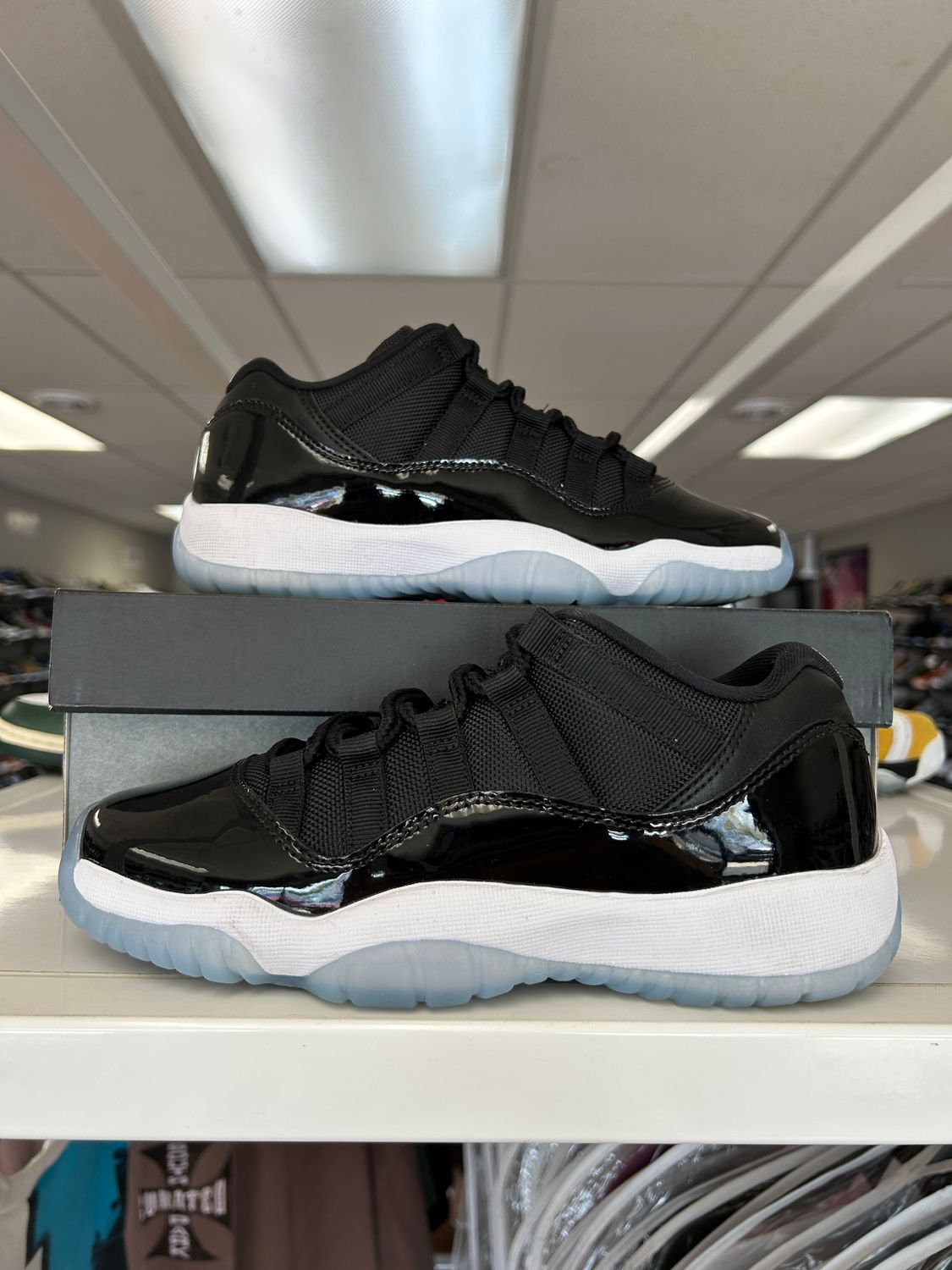 PO AIR JORDAN 11 LOW SPACE JAM SIZE 4.5Y
