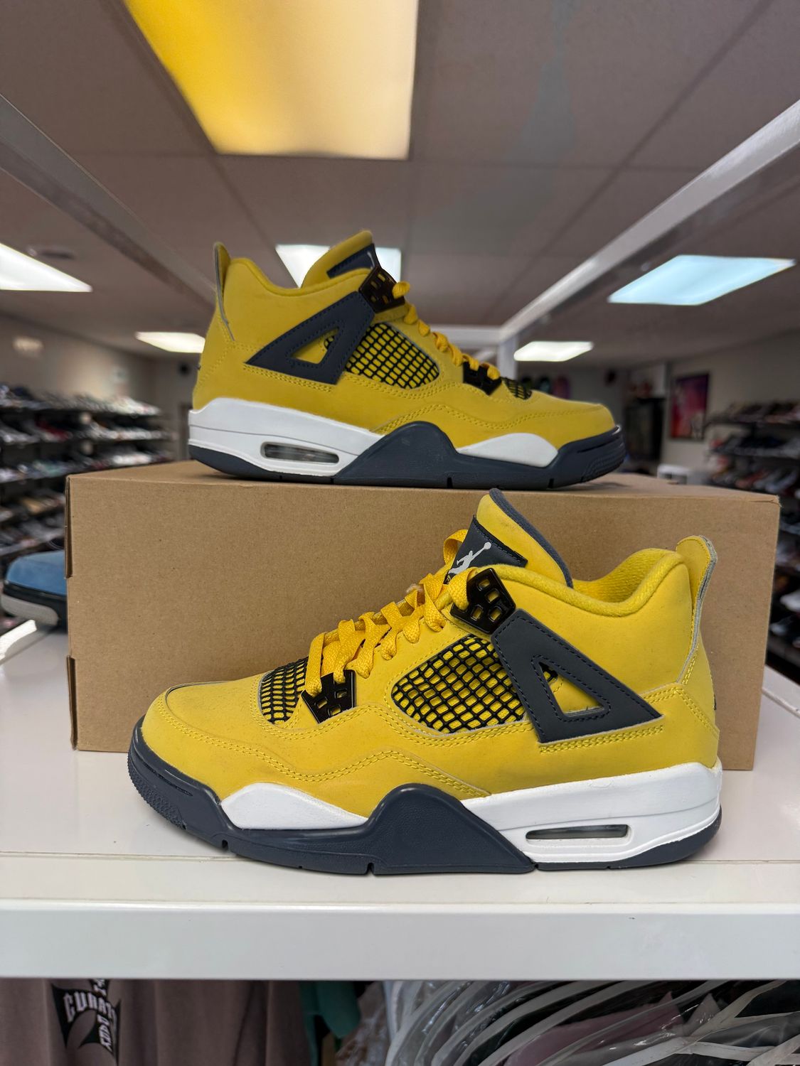PONB AIR JORDAN 4 LIGHTNING SIZE 6Y