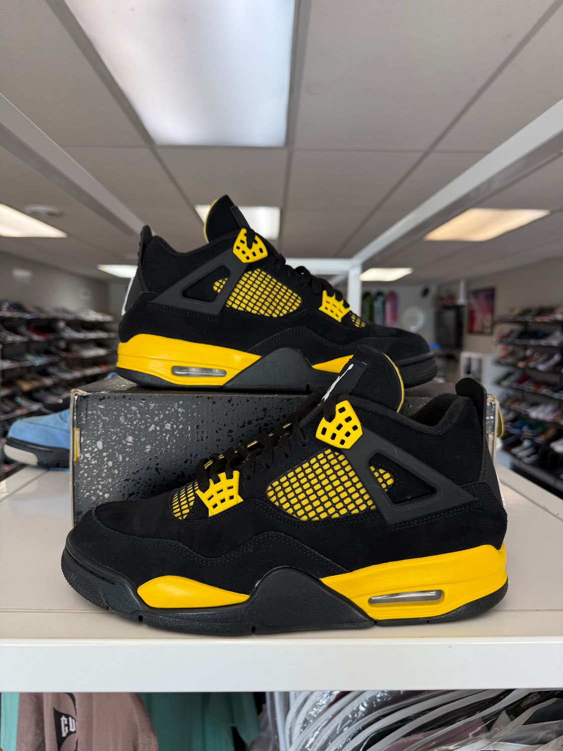 PO AIR JORDAN 4 THUNDER SIZE 9