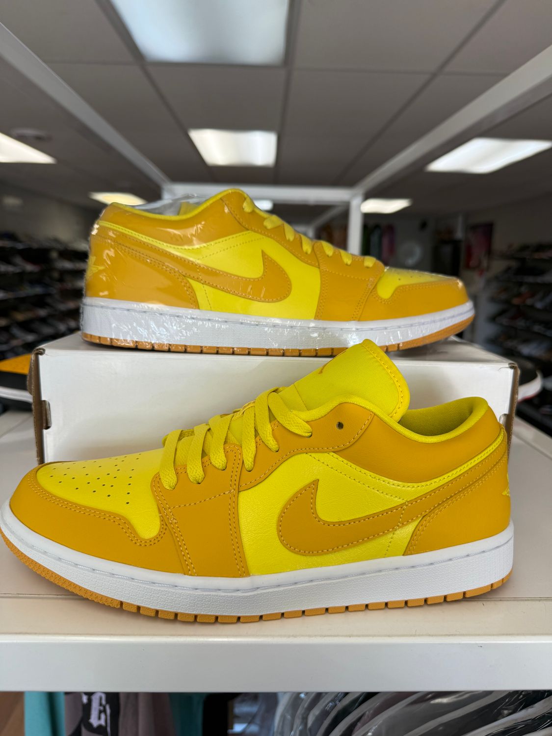 NEW AIR JORDAN 1 LOW YELLOW STRIKE (WOMENS)