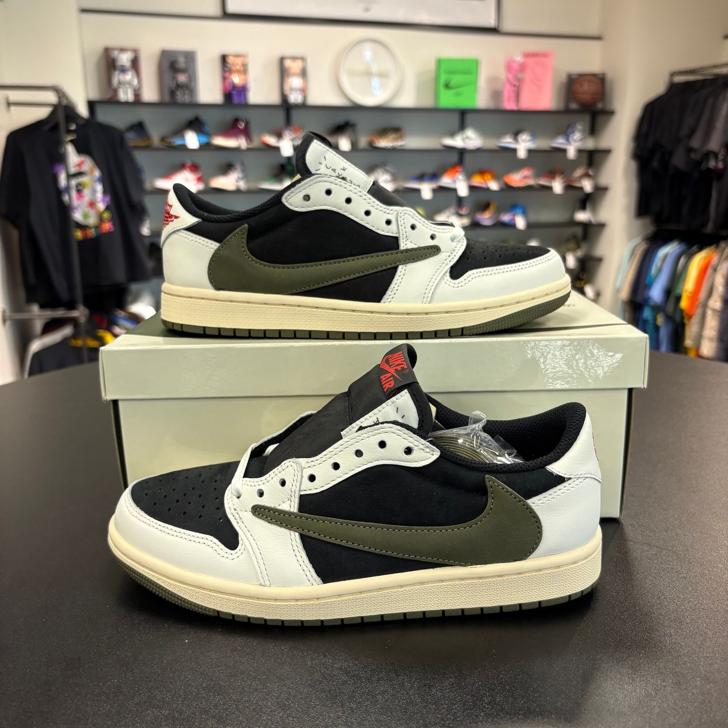 NEW AIR JORDAN 1 LOW TRAVIS SCOTT OLIVE (W)