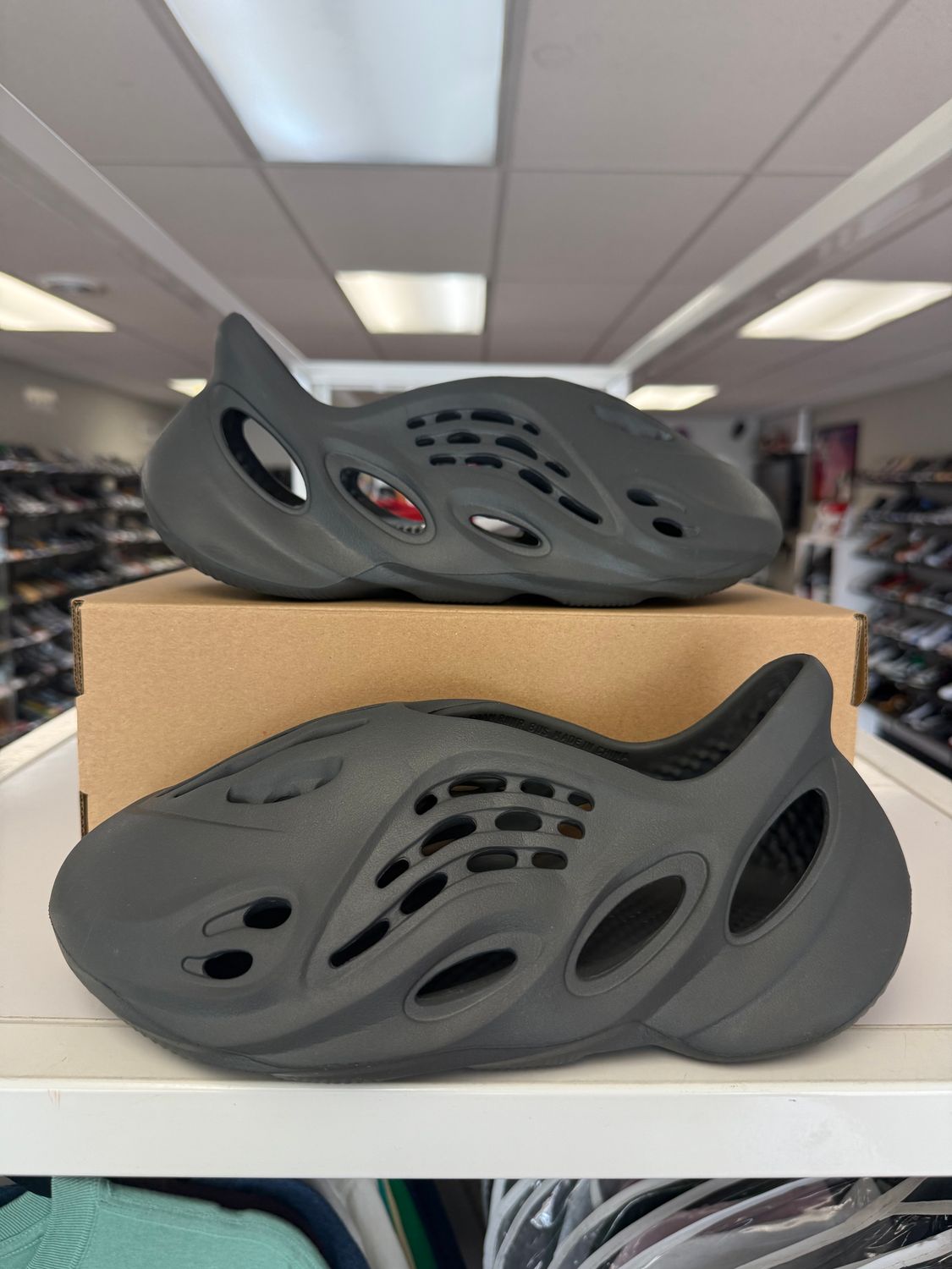 PO ADIDAS YEEZY FOAM RUNNER CARBON SIZE 8
