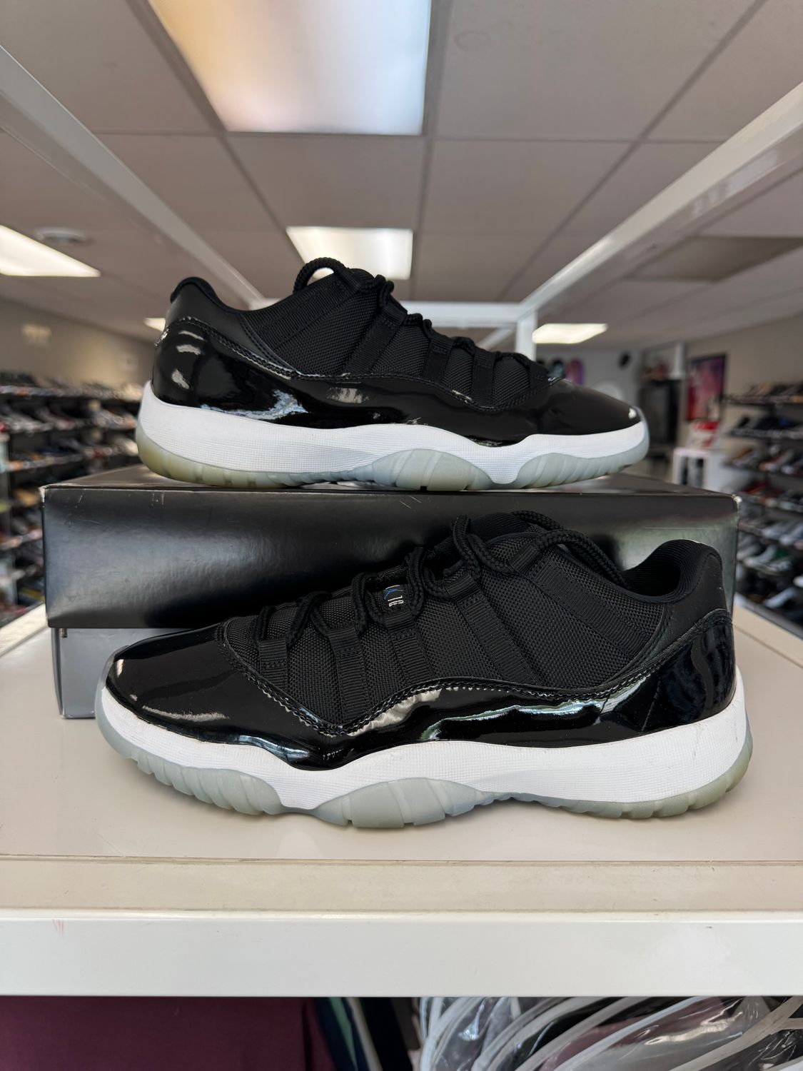 PO AIR JORDAN 11 LOW SPACE JAM SIZE 9.5
