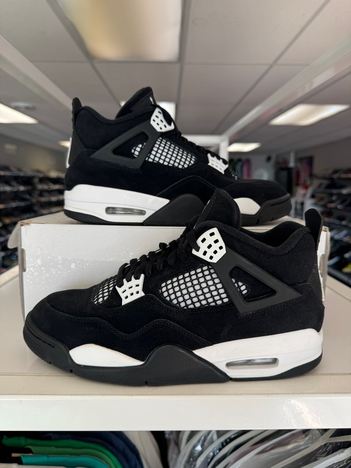 PO AIR JORDAN 4 WHITE THUNDER SIZE 9
