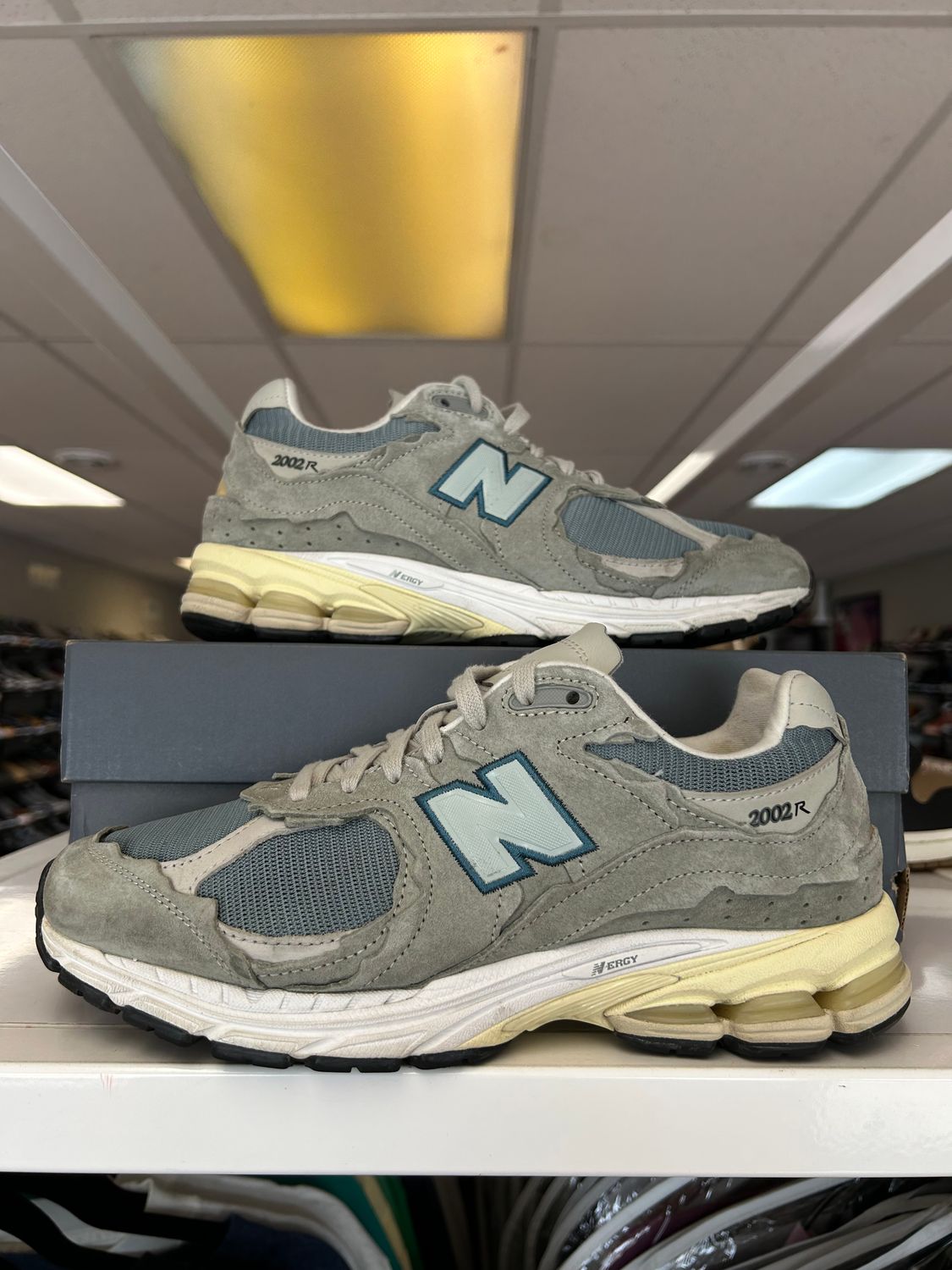 PO NEW BALANCE 2002R GREY GREY GRIS SIZE 9