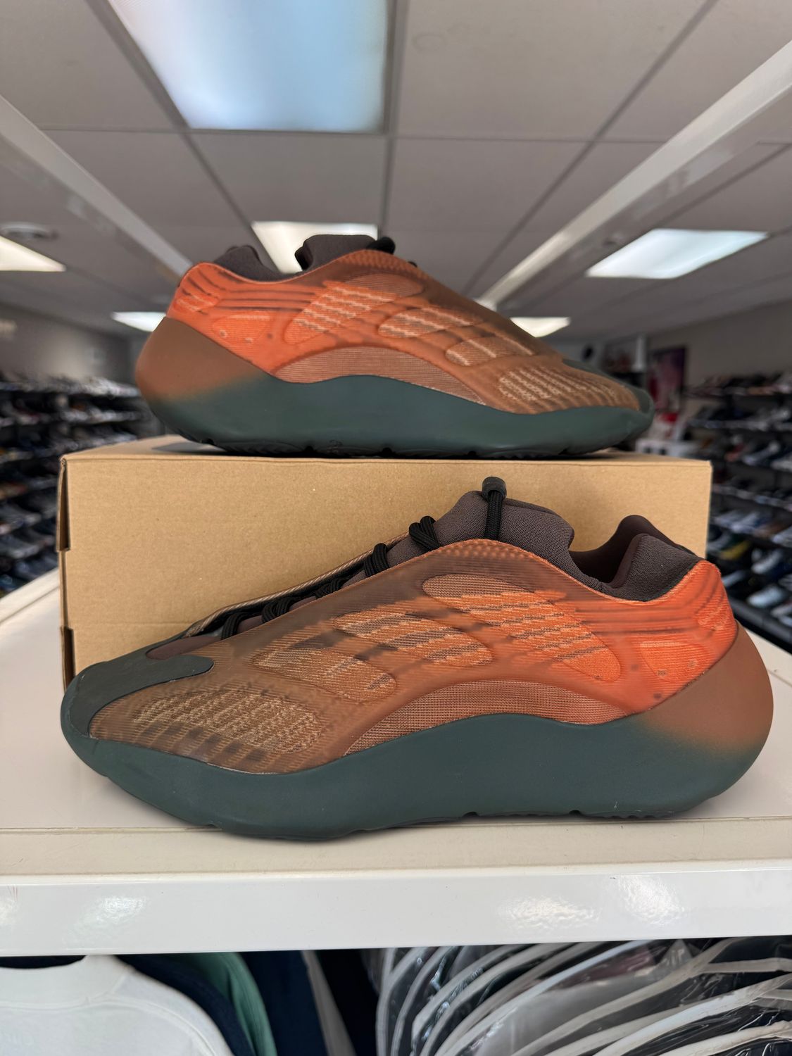 PO ADIDAS YEEZY 700 V3 COPER FADE SIZE 11.5