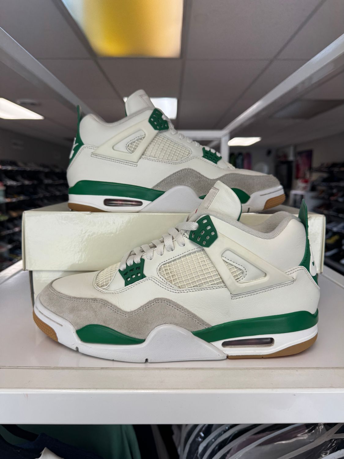 PO AIR JORDAN 4 SB PINE GREEN SIZE 10.5