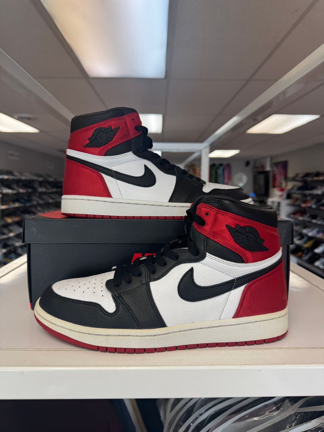 PO AIR JORDAN 1 SATIN BLACK TOE SIZE 10.5W/9M