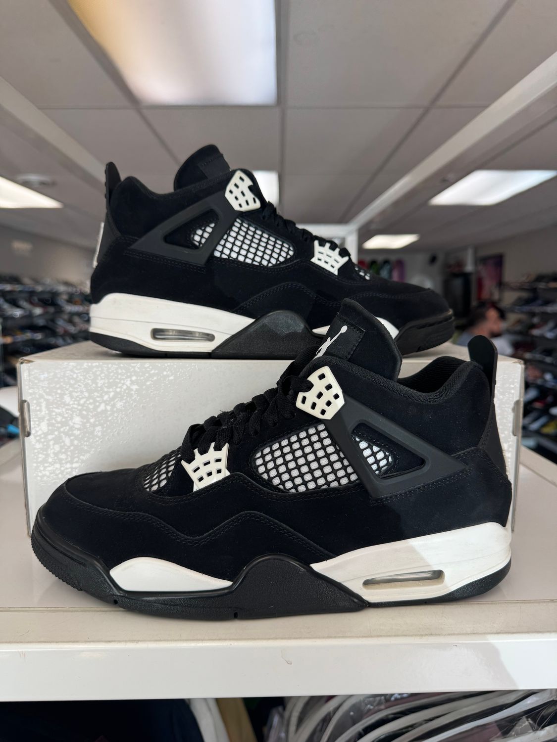 PO AIR JORDAN 4 WHITE THUNDER SIZE 9.5
